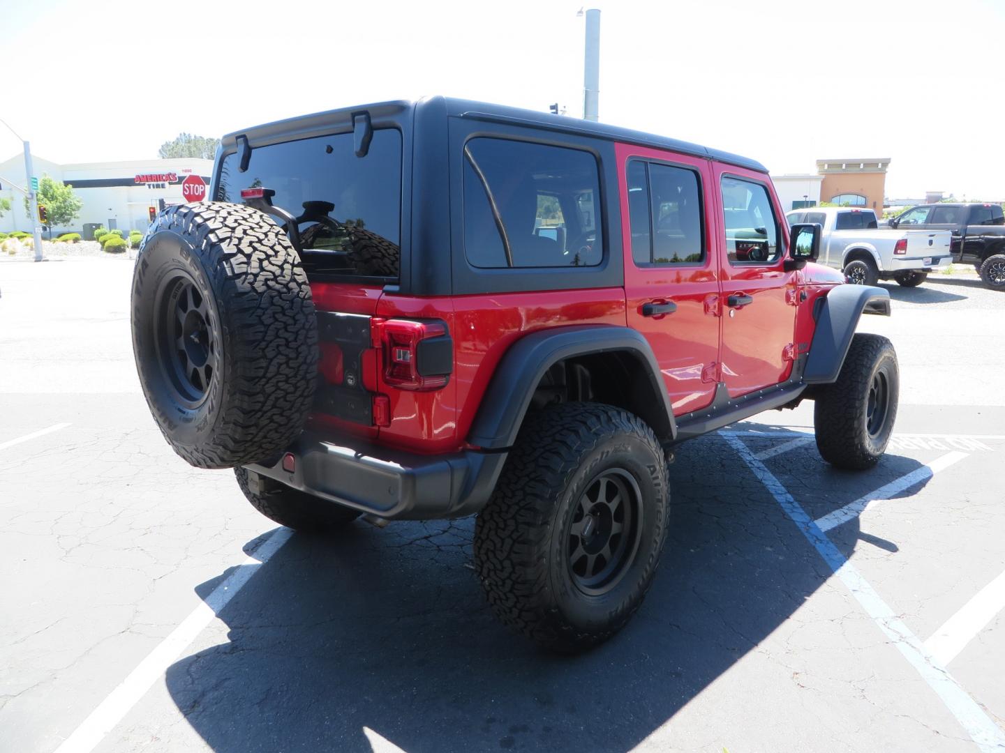 2019 Red /Black Jeep Wrangler Unlimited Rubicon (1C4HJXFN7KW) with an 2.0L L4 DOHC 16V TURBO engine, automatic transmission, located at 2630 Grass Valley Highway, Auburn, CA, 95603, (530) 508-5100, 38.937893, -121.095482 - Rubicon JL ready for all of your offroad adventures. This Jeep is sitting on a Rubicon Express lift kit, RE 2.5 Extreme series shocks, 17" Method bead grip wheels, 37" BFG KO2 tires, EVO front bumper, Warn winch, Road Armor rock slliders, and a HD Jeep spare tire carrier. - Photo#4